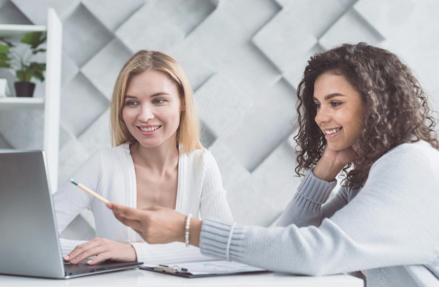 Estudiantes internacionales planificando presupuesto estacional en España