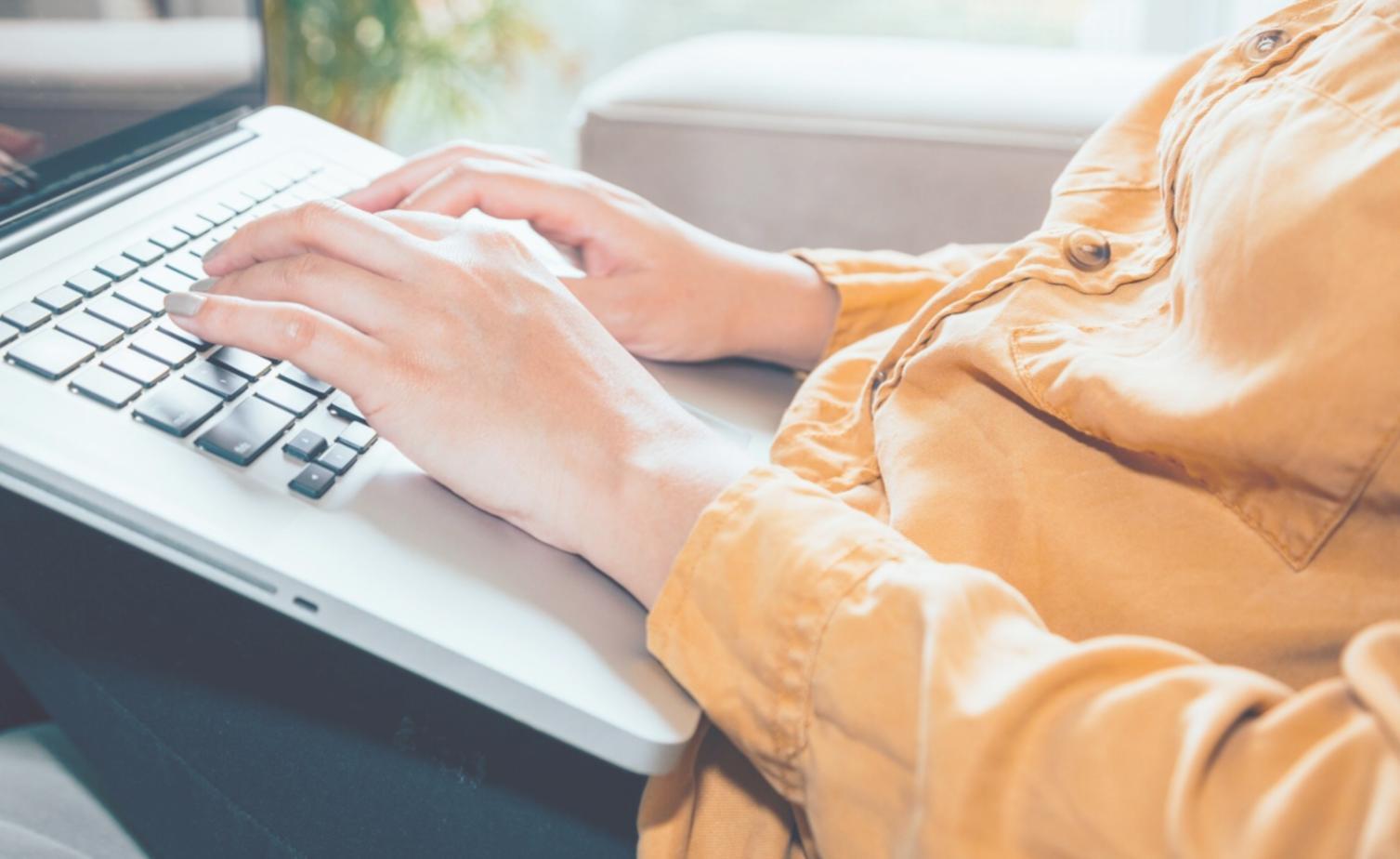 Familia gestionando presupuesto estacional