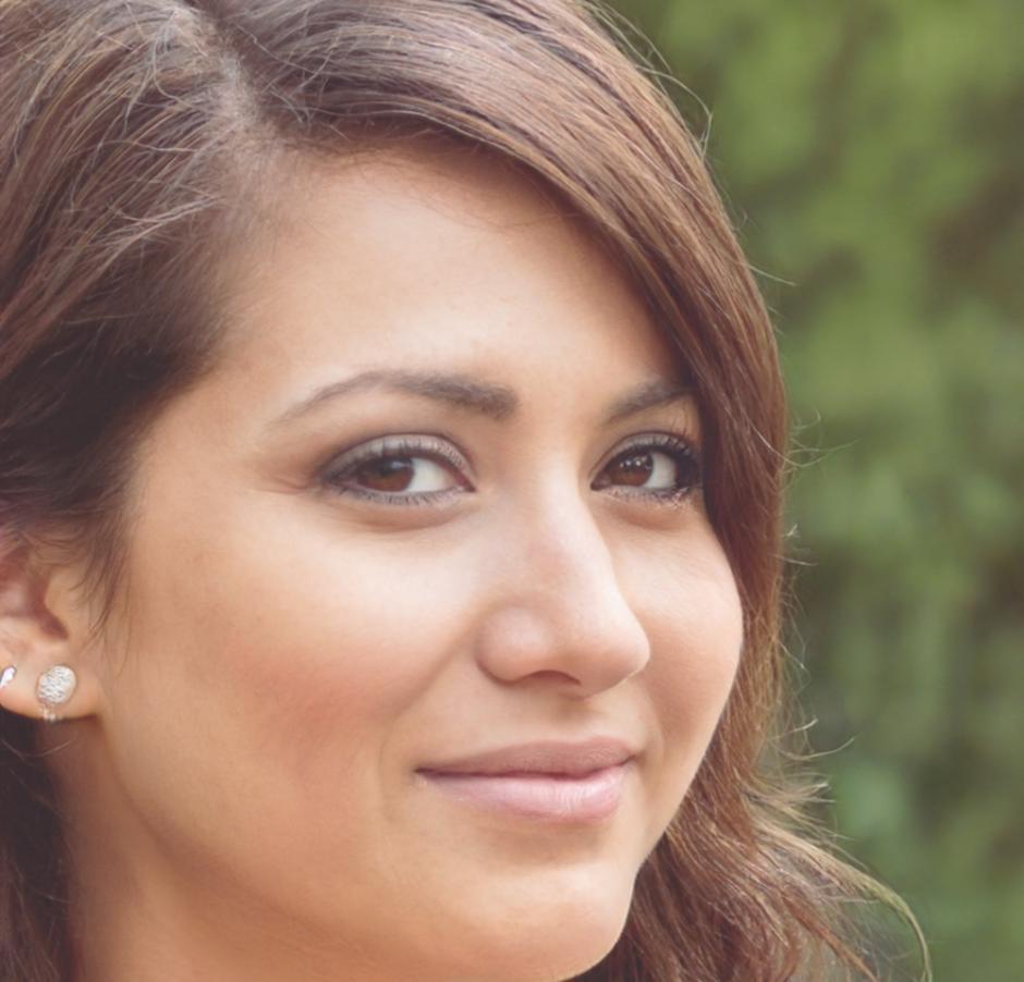 Experta en finanzas personales explicando método estacional