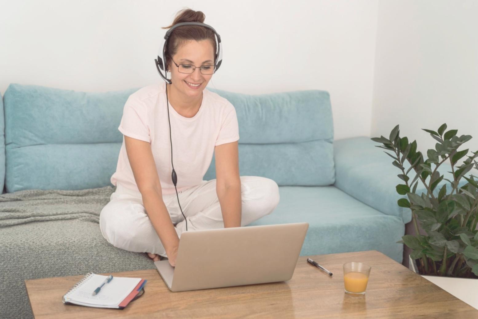 Pareja joven optimizando gastos